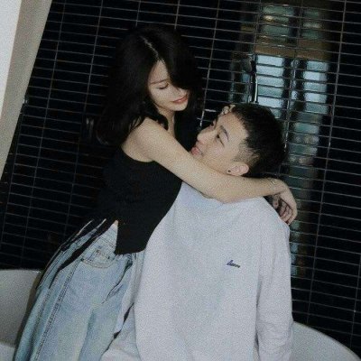 搞怪卡通頭像女孩拿著鞭子對付熊2